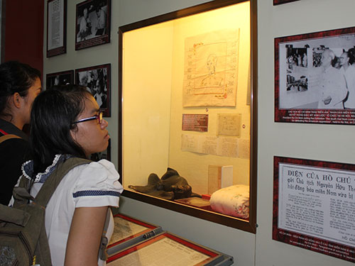 Các bạn trẻ xem trưng bày hình ảnh, tư liệu về Bác Hồ tại Bảo tàng Hồ Chí Minh Chi nhánh TP HCM Ảnh: Phan Anh