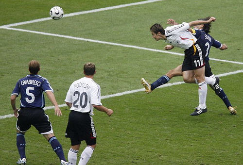 Klose ghi bàn vào lưới Argentina ở tứ kết World Cup 2006