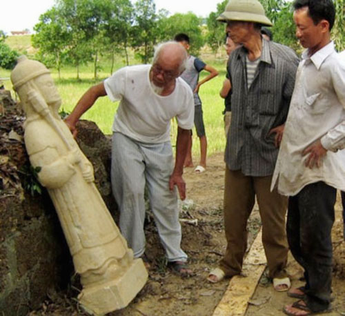 Pho tượng cổ còn nguyên vẹn, là nguồn tư liệu quý để khảo sát, phục dựng Đền Cả