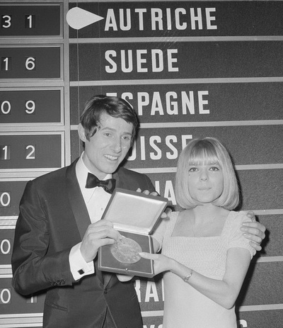Nhà soạn nhạc kiêm ca sĩ Udo Jurgen (trái) nhận giải thưởng European Contest 1966