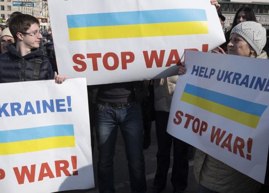 Người biểu tình chống chiến tranh gần Đại sứ quán Nga ở Kiev. Ảnh: Reuters