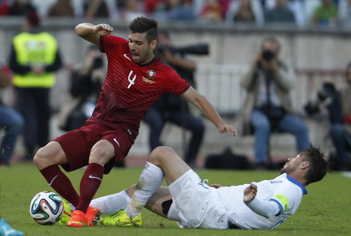 Veloso (Bồ Đào Nha) đi bóng trước sự truy cản quyết liệt của hậu vệ Hy Lạp
