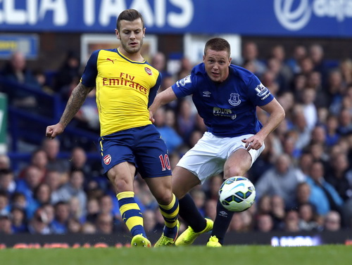 Wilshere tranh chấp bóng với James McCarthy