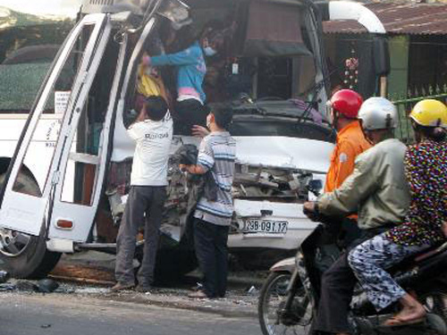 Vụ tai nạn xảy ra ngày 27-1 trên tuyến quốc lộ 1A qua địa bàn xã An Cư, huyện Tuy An (tỉnh Phú Yên) - Ảnh: TTXVN