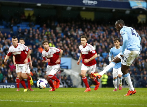 Yaya Toure sớm ghi hai bàn từ chấm 11m cho Man City