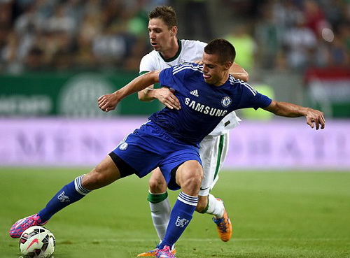 Zoltan Gera (phía sau) mở tỉ số cho Ferencvaros