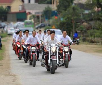 Các thanh niên không đội mụ bảo hiểm, cưỡi mô tô 