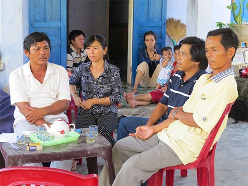 Vợ chồng ông Võ Đạt (bìa trái) và người thân ngóng chờ tin tức 6 ngư dân bị Trung Quốc bắt giữ trái phépẢnh: TRANG THY