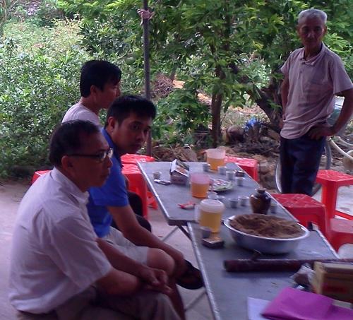 Người nhà đang lo thủ tục mang táng cho 2 cháu. (ảnh Xuân Bảy)