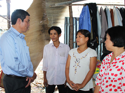 Ông Nguyễn Văn Khải, Phó Chủ tịch Thường trực LĐLĐ TP HCM (bìa trái), thăm hỏi công nhân