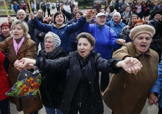 Người ủng hộ Nga biểu tình ở Slaviansk, Ukraine. Ảnh: Reuters