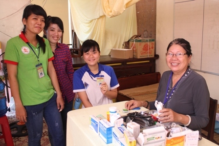 Tổ y tế tại chùa Khánh Quang do bà Ánh Em phụ trách sẽ cấp phát thuốc và khám bệnh miễn phí cho TS nghèo