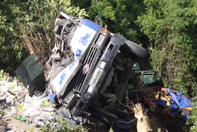 Xe tải lao đầu xuống vực đèo Cù Mông, 1 người chết