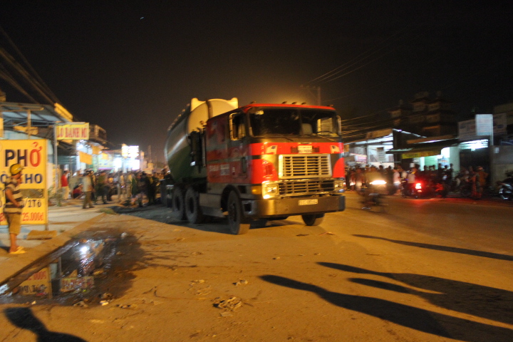 CLIP: Cộng đồng mạng bức x&uacute;c về sự bất cẩn của hai t&agrave;i xế xe tải - Ảnh 2.