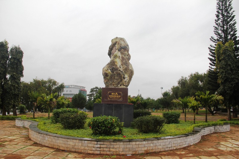  Hòn đá đang được trưng bày tại khuôn viên quảng trường Đại Đoàn Kết.