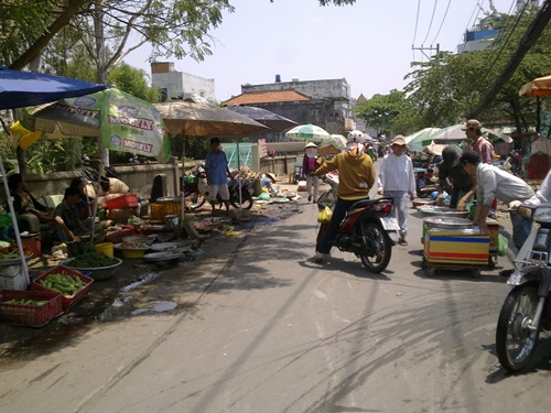 Chợ tự phát trên đường số 3 lấn cả nửa con đường để buôn bán