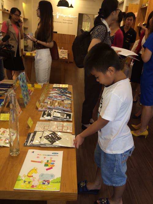 Trẻ em cũng rất thích thú với các món hàng Nhật Bản tại sự kiện