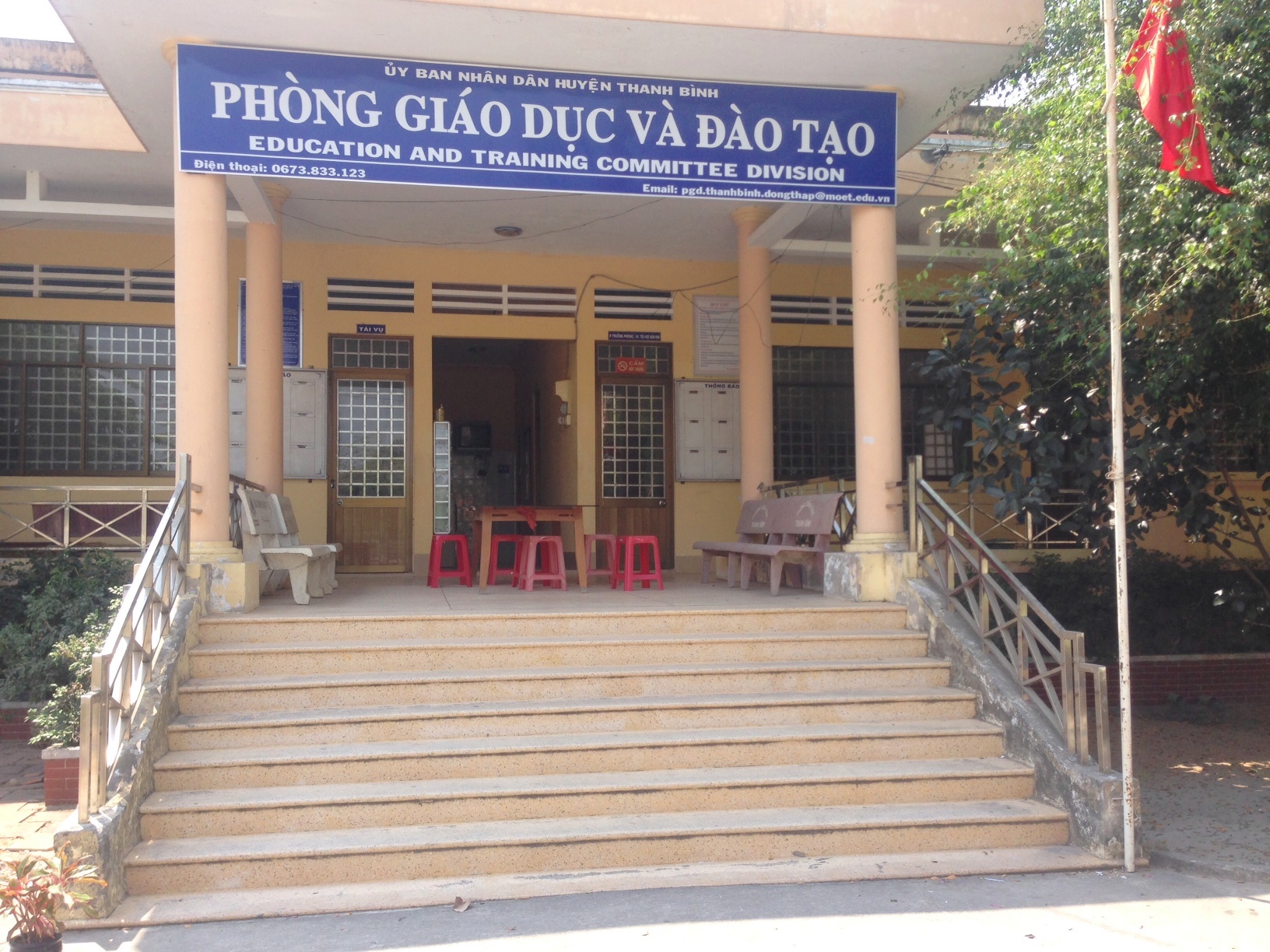 Phòng GD-ĐT huyện Thanh Bình trở nên vắng vẻ sau khi 2 vị lãnh đạo bị tạt axit vào chiều 21-3.