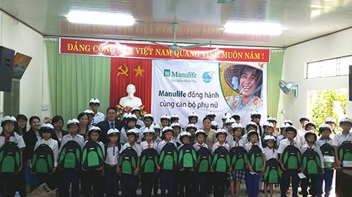 Đại diện Manulife Việt Nam trao quà cho trẻ em nghèo tại Bến Tre