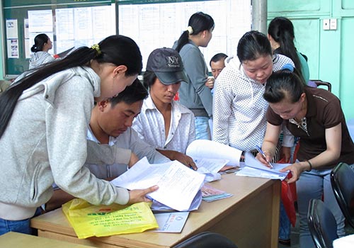 NLĐ làm thủ tục đăng ký bảo hiểm thất nghiệp tại Sàn giao dịch việc làm do Trung tâm Giới thiệu việc làm TP HCM tổ chức tại quận 2, TP HCMẢnh: Hồng Nhung