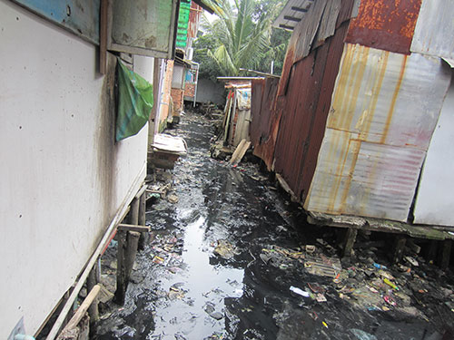Dòng kênh đen ngòm hôi thối khiến người dân khu dân cư Tôn Thất Thuyết (phường 1, quận 4, TP HCM) sống trong khổ sở