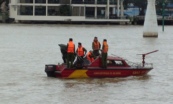 Lực lượng cứu hộ đang tích cực tìm kiếm thi thể của nam thanh niên nhảy cầu sông Hàn tự tử