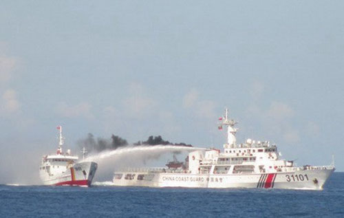 Tàu Trung Quốc dùng vòi rồng tấn công tàu Kiểm ngư Việt Nam. Ảnh: Bộ Ngoại giao cung cấp.