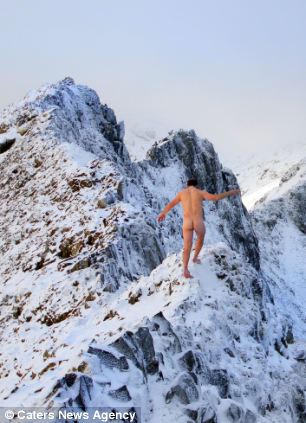 Dan Arkle này đã liều lĩnh khỏa thân leo lên đỉnh núi Crib Goch. Ảnh: Daily Mail