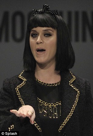 Katy Perry bị đuổi khỏi sân khấu