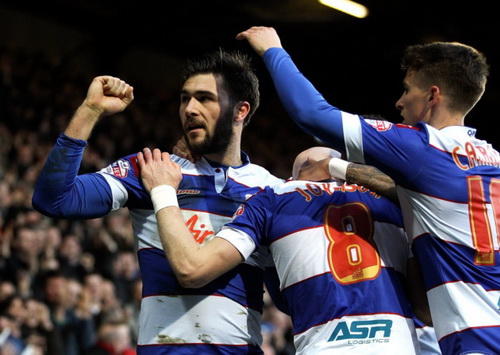 QPR bay trên đôi chân và tài ghi bàn của Charlie Austin (trái)