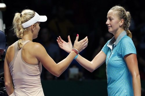 Kvitova (trái) là bại tứớng mới nhất dưới tay Wozniacki