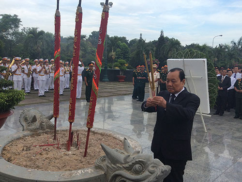 Bí thư Thành ủy Lê Thanh Hải dẫn đầu đoàn lãnh đạo TP HCM thắp hương tưởng niệm các anh hùng liệt sĩ tại Nghĩa trang Liệt sĩ TP