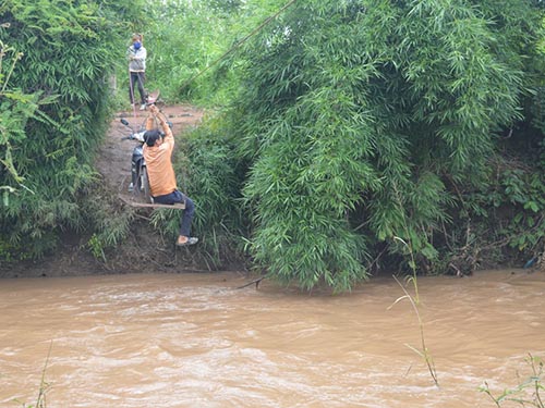 Hằng ngày, nhiều người dân xã Ea Huar (huyện Buôn Đôn, tỉnh Đắk Lắk) đu mình qua sông như thế này