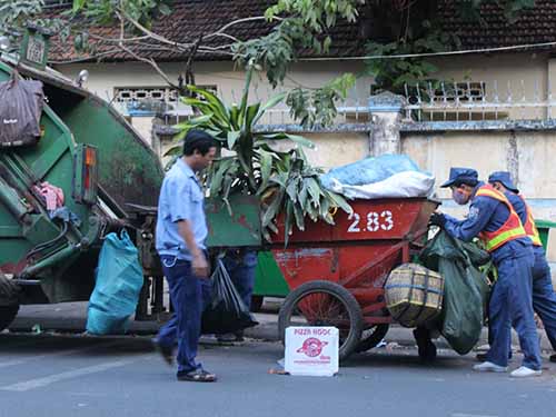 Công nhân Công ty Môi trường Đô thị Nha Trang làm việc vất vả nhưng bị công ty ém nhiều quyền lợi