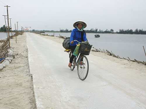 Tuyến đường vắt ngang nhánh sông Thu Bồn do người dân đảo Đông Bình góp công, góp của xây dựng