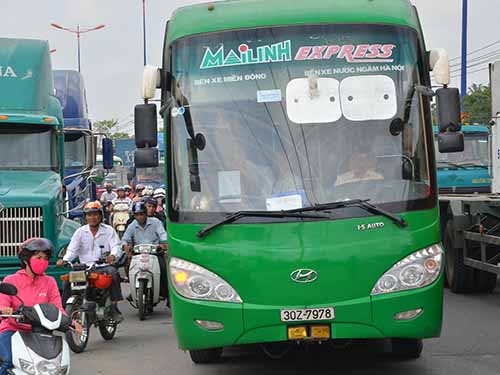 Tai nạn giao thông luôn rình rập người đi xe máy khi lưu thông chung đường với xe container và xe buýt
Ảnh: TẤN THẠNH