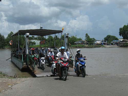 Người dân mong muốn có một cây cầu chứ không thể mãi bị “lụy” phà qua sông Gành Hào