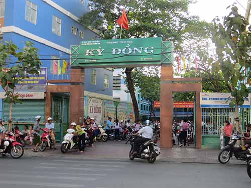 Trường Tiểu học Kỳ Đồng, nơi xảy ra nghi vấn cho học sinh ăn kẹo mê để bắt cóc