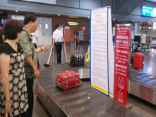 Du khách nước ngoài xem thông tin tuyên truyền về MERS-CoV  tại sân bay Nội Bài (Hà Nội)Ảnh: Ngọc Dung