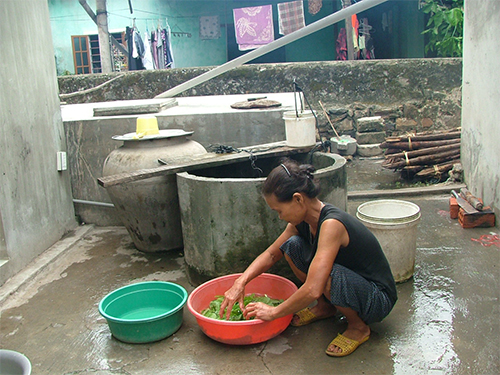 Nhiều hộ d&acirc;n kh&ocirc;ng đủ tiền mua nước sạch n&ecirc;n vẫn phải d&ugrave;ng nước giếng bị nhiễm ph&egrave;n