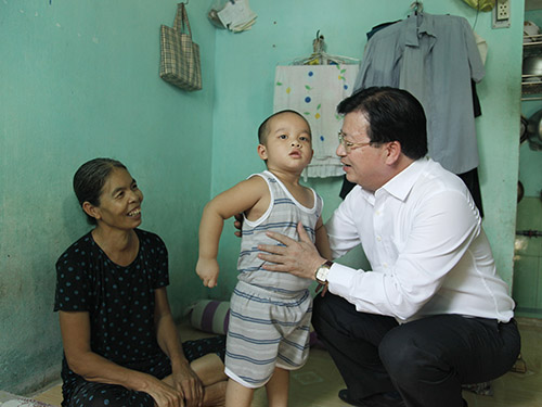 Bộ trưởng Bộ Xây dựng Trịnh Đình Dũng thăm nhà trọ công nhân ở quận Thủ Đức, TP HCM