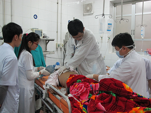 Các y e- bác sĩ Bệnh viện Việt Đức cấp cứu bệnh nhân bị tai nạn giao thông trong dịp TếtẢnh: Ngọc Dung