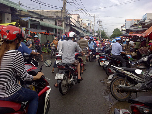 Chợ tự phát trên đường số 154 (phường Tân Phú, quận 9, TP HCM) gây ùn tắc giao thông vào giờ 
cao điểm
