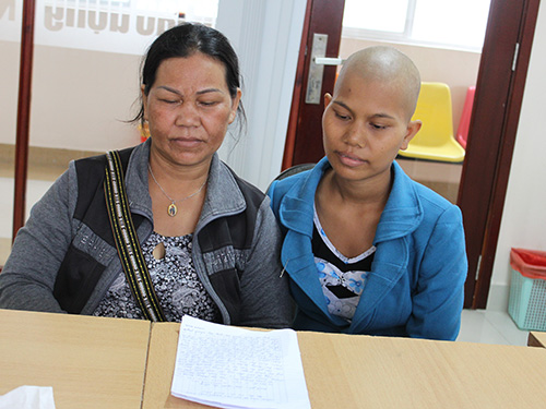 Chị Y Lum (phải) bị bệnh nan y, gia cảnh rất khó khăn nên không có tiền điều trị