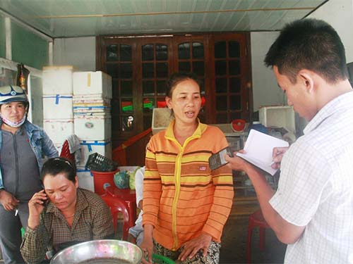 Bà Lương Thị Bích Thủy (thứ hai từ phải qua) lo lắng vì bị Công ty TNHH Vàng Phước Sơn nợ 160 triệu đồng nhưng không hẹn ngày trả