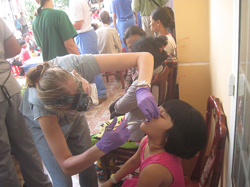 Bác sĩ của Đại học Indiana nhổ răng cho một người dân tại xã 
An Khương, huyện Hớn Quản, tỉnh Bình Phước