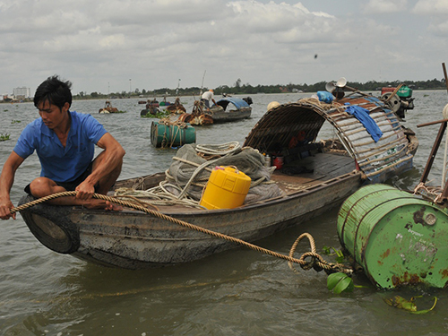 Các chủ hàng đáy ở TP Cần Thơ lo lắng khi nghề mưu sinh của họ sắp bị xóa sổ