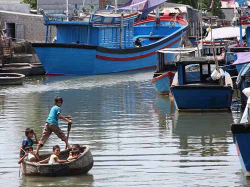 Trẻ vùng biển Ninh Thuận hằng ngày chèo thúng thả lưới bắt cá dọc theo những luồng lạch dẫn vào cảng để cải thiện bữa ăn cho gia đình