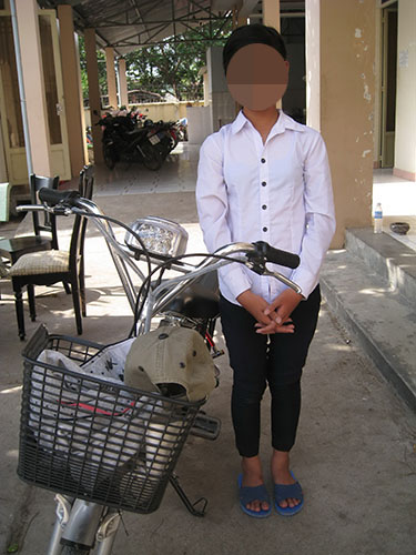 Thân Thị Thùy Trang cùng tang vật trong vụ trộm ngày 14-3