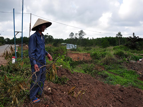 Ông Nguyễn Thiệt - một trong số những hộ dân ở xã Bình Hòa, huyện Bình Sơn, tỉnh Quảng Ngãi - bên thửa đất được cho là chưa đền bù của mình